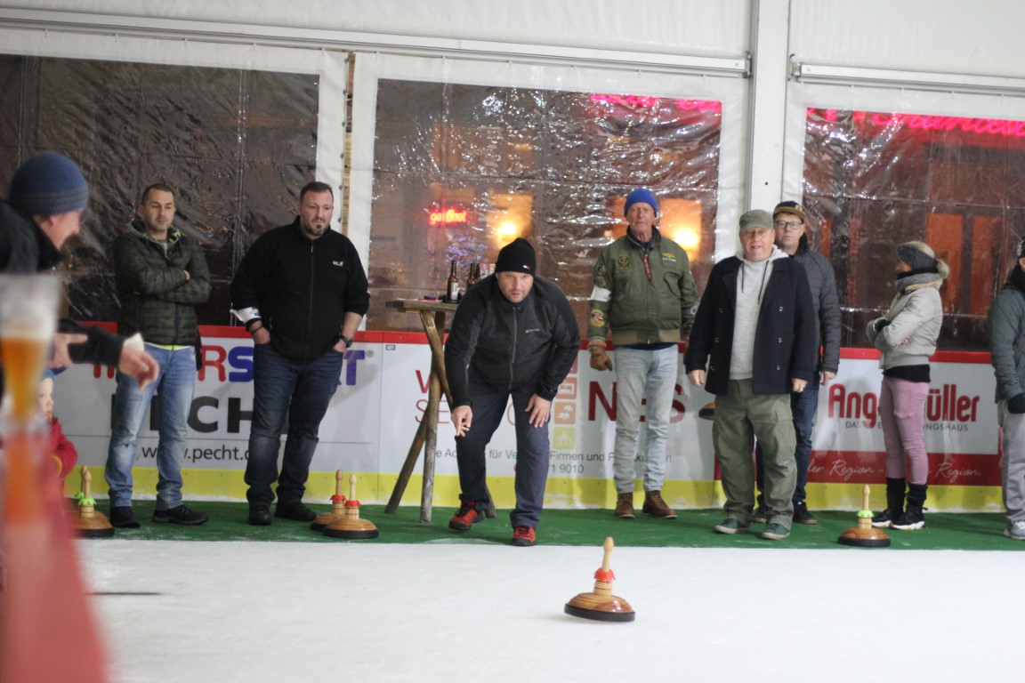 Eisstockschießen auf der Eisbahn